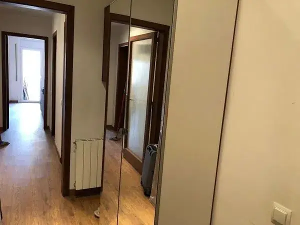 Fully furnished student apartment room in C/ de Muntaner 89 Barcelona with double bed, study desk, wardrobe, and natural light