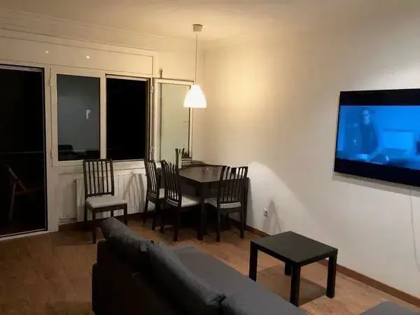 Fully furnished student apartment room in C/ de Muntaner 89 Barcelona with double bed, study desk, wardrobe, and natural light