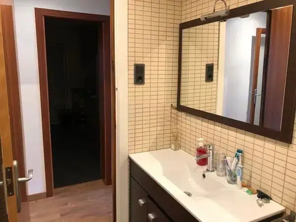 Fully furnished student apartment room in C/ de Muntaner 89 Barcelona with double bed, study desk, wardrobe, and natural light