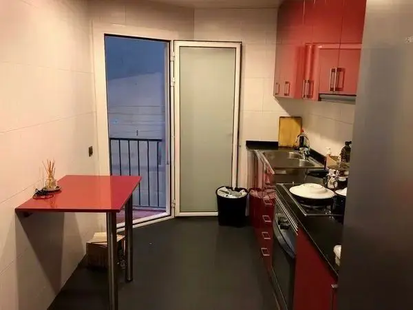 Fully furnished student apartment room in C/ de Muntaner 89 Barcelona with double bed, study desk, wardrobe, and natural light