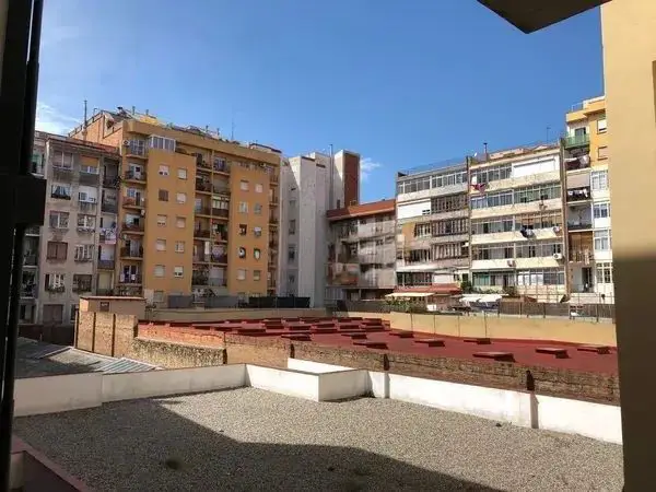 Fully furnished student apartment room in C/ de Muntaner 89 Barcelona with double bed, study desk, wardrobe, and natural light