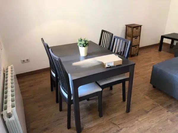 Fully furnished student apartment room in C/ de Muntaner 89 Barcelona with double bed, study desk, wardrobe, and natural light
