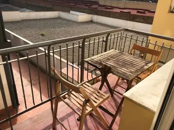 Fully furnished student apartment room in C/ de Muntaner 89 Barcelona with double bed, study desk, wardrobe, and natural light