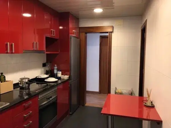 Fully furnished student apartment room in C/ de Muntaner 89 Barcelona with double bed, study desk, wardrobe, and natural light