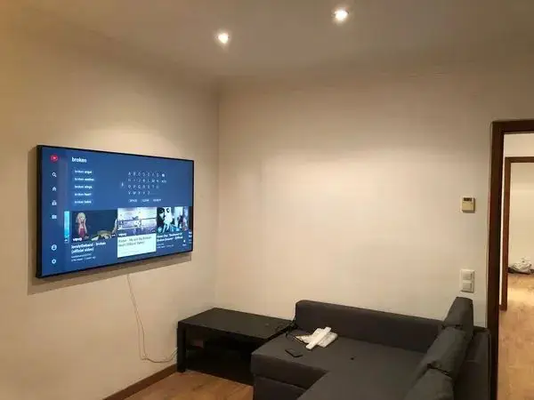 Fully furnished student apartment room in C/ de Muntaner 89 Barcelona with double bed, study desk, wardrobe, and natural light