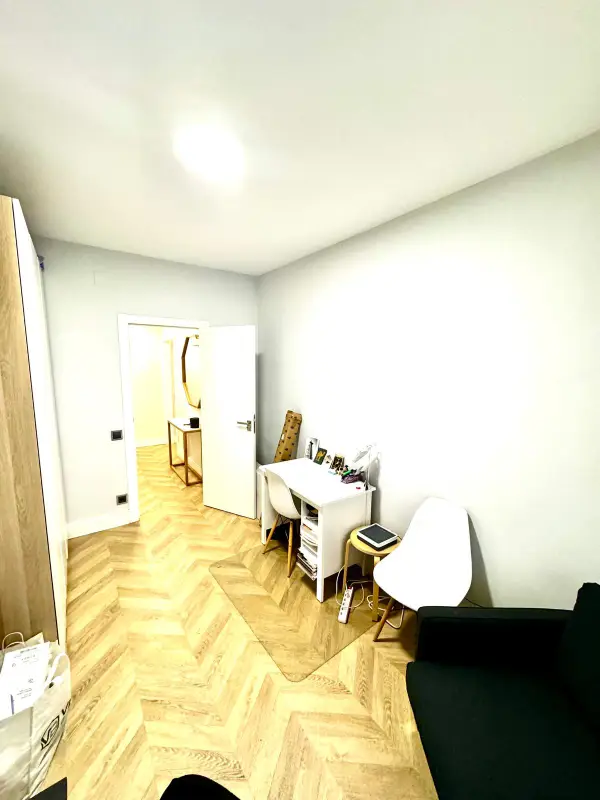 Bright furnished student apartment in C/ Berlín 78 Barcelona with cozy shared rooms and modern interiors