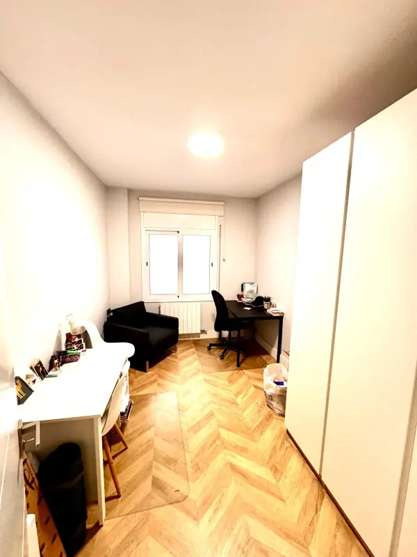 Bright furnished student apartment in C/ Berlín 78 Barcelona with cozy shared rooms and modern interiors