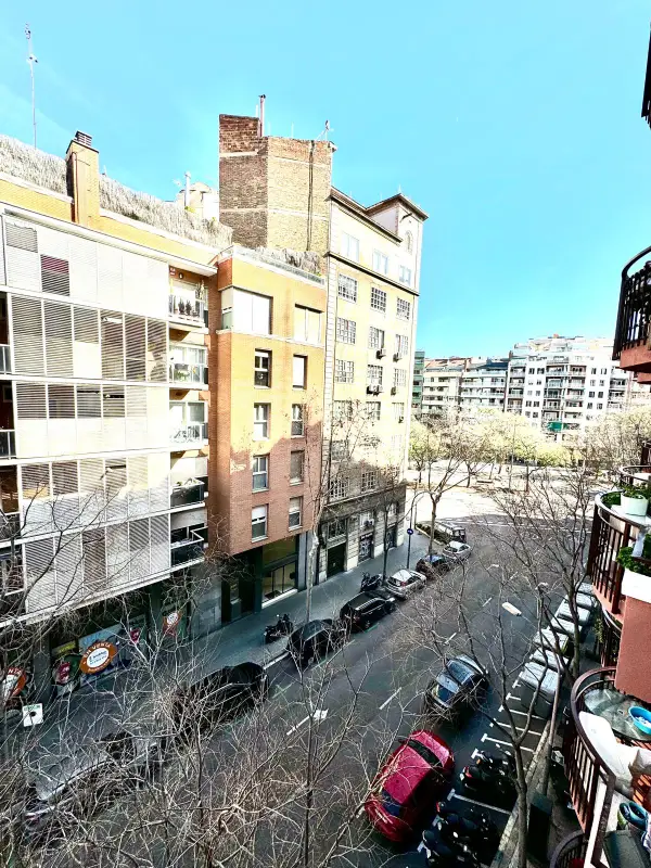 Bright furnished student apartment in C/ Berlín 78 Barcelona with cozy shared rooms and modern interiors