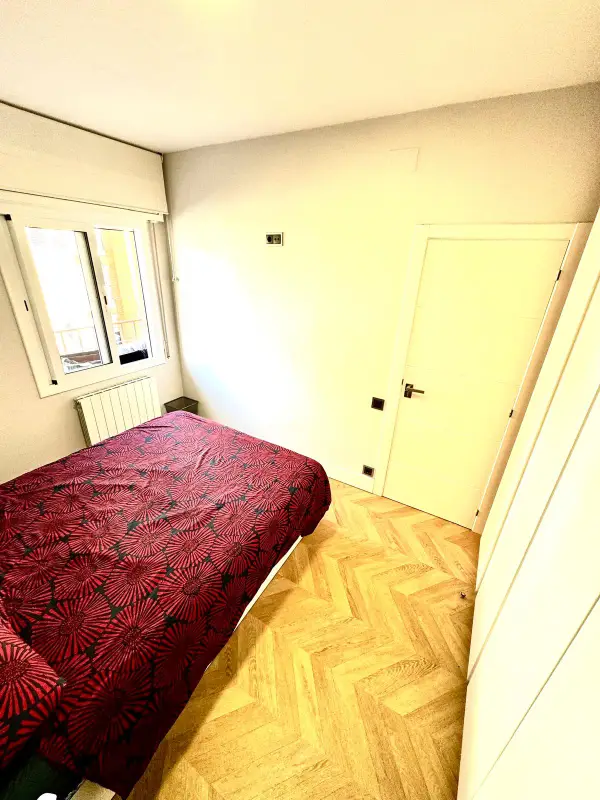Bright furnished student apartment in C/ Berlín 78 Barcelona with cozy shared rooms and modern interiors