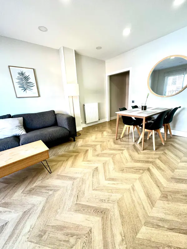 Bright furnished student apartment in C/ Berlín 78 Barcelona with cozy shared rooms and modern interiors
