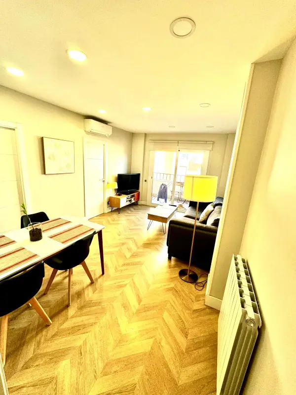 Bright furnished student apartment in C/ Berlín 78 Barcelona with cozy shared rooms and modern interiors