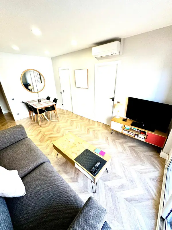 Bright furnished student apartment in C/ Berlín 78 Barcelona with cozy shared rooms and modern interiors