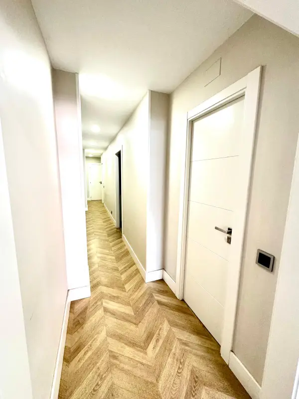 Bright furnished student apartment in C/ Berlín 78 Barcelona with cozy shared rooms and modern interiors