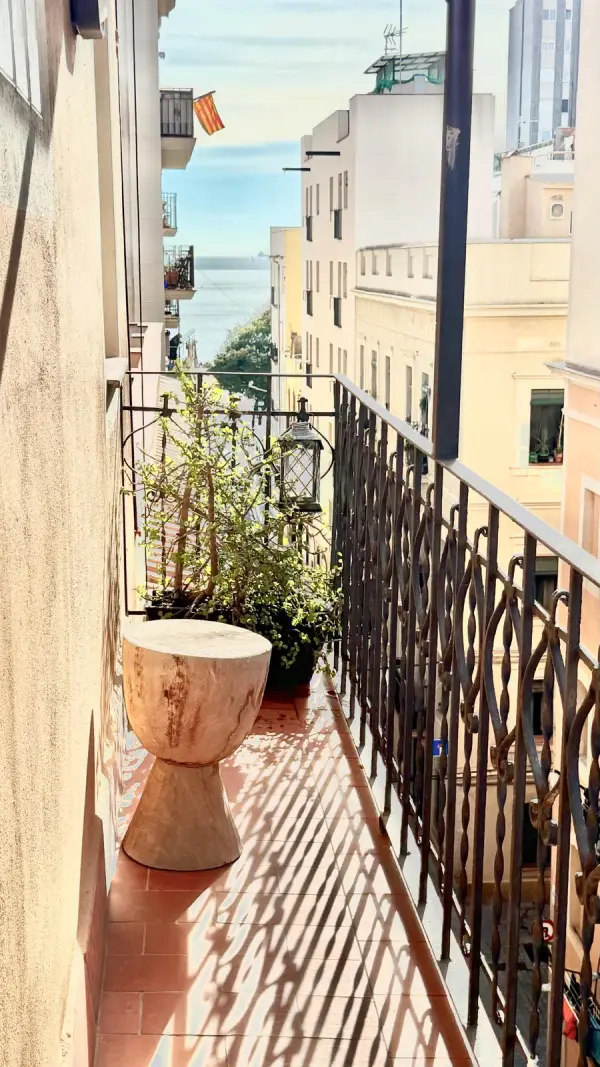 Spacious student apartment in La Barceloneta Barcelona with balcony and furnished bedrooms near the beach