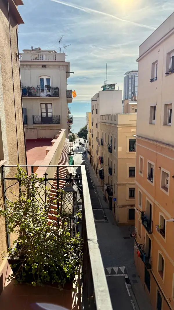 Spacious student apartment in La Barceloneta Barcelona with balcony and furnished bedrooms near the beach