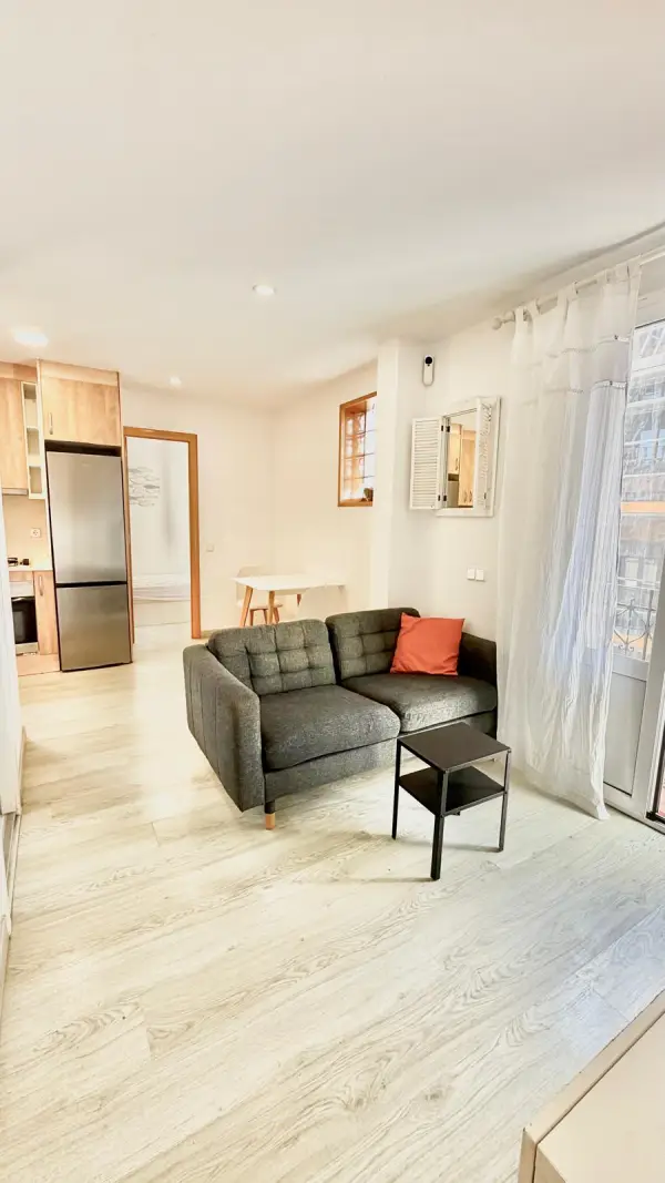 Spacious student apartment in La Barceloneta Barcelona with balcony and furnished bedrooms near the beach