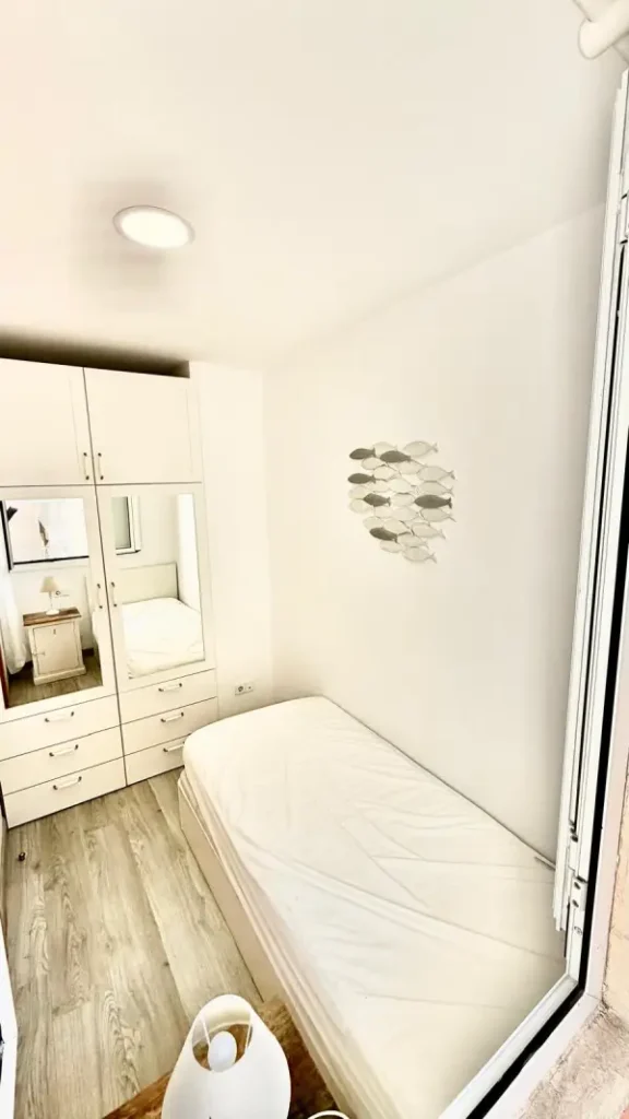 Spacious student apartment in La Barceloneta Barcelona with balcony and furnished bedrooms near the beach