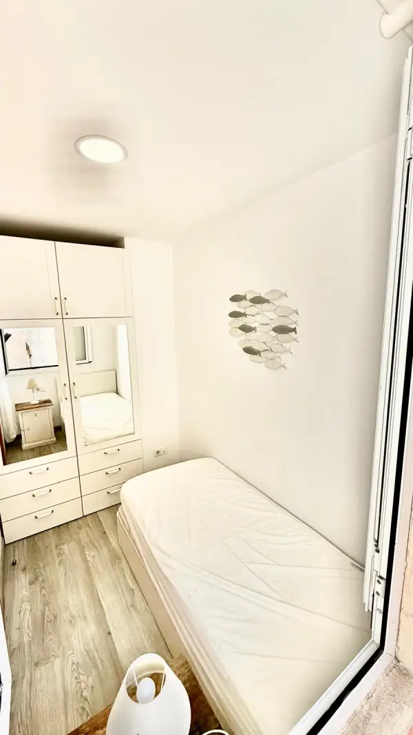 Spacious student apartment in La Barceloneta Barcelona with balcony and furnished bedrooms near the beach