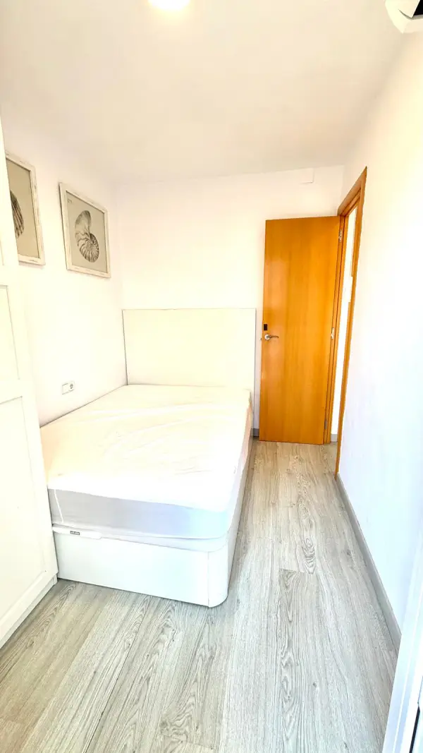 Spacious student apartment in La Barceloneta Barcelona with balcony and furnished bedrooms near the beach