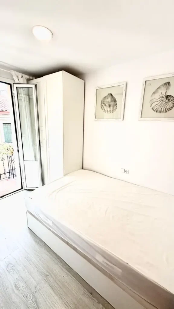 Spacious student apartment in La Barceloneta Barcelona with balcony and furnished bedrooms near the beach
