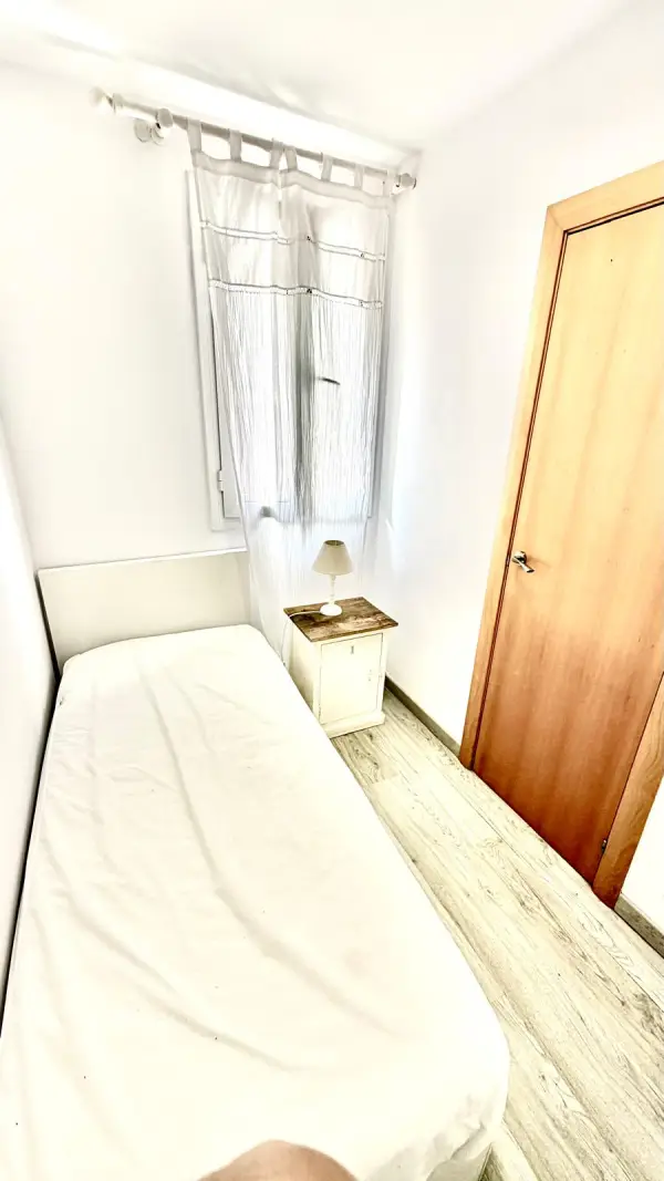 Spacious student apartment in La Barceloneta Barcelona with balcony and furnished bedrooms near the beach
