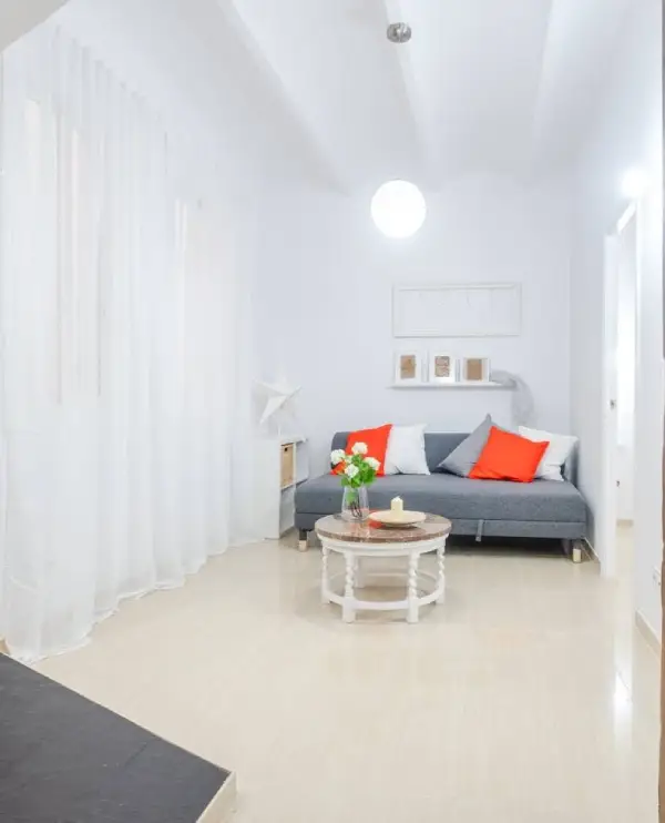 Cozy student apartment in Calle Nicaragua 130 Barcelona near ESADE with furnished room and bright interiors