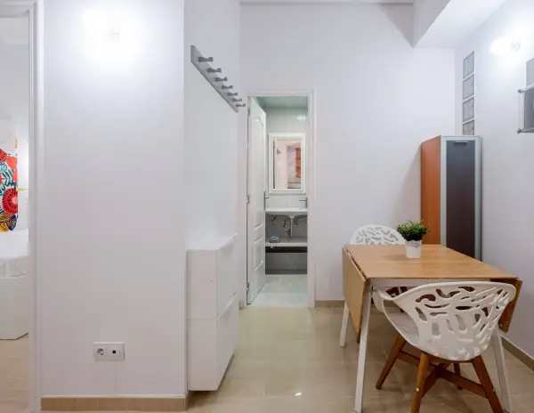 Cozy student apartment in Calle Nicaragua 130 Barcelona near ESADE with furnished room and bright interiors