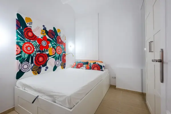 Cozy student apartment in Calle Nicaragua 130 Barcelona near ESADE with furnished room and bright interiors