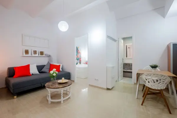 Cozy student apartment in Calle Nicaragua 130 Barcelona near ESADE with furnished room and bright interiors