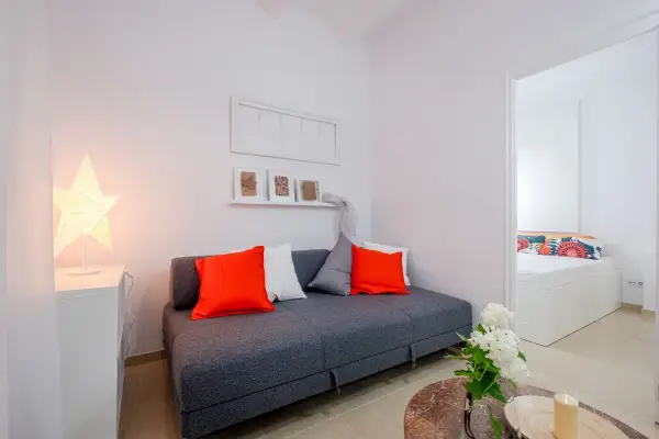 Cozy student apartment in Calle Nicaragua 130 Barcelona near ESADE with furnished room and bright interiors