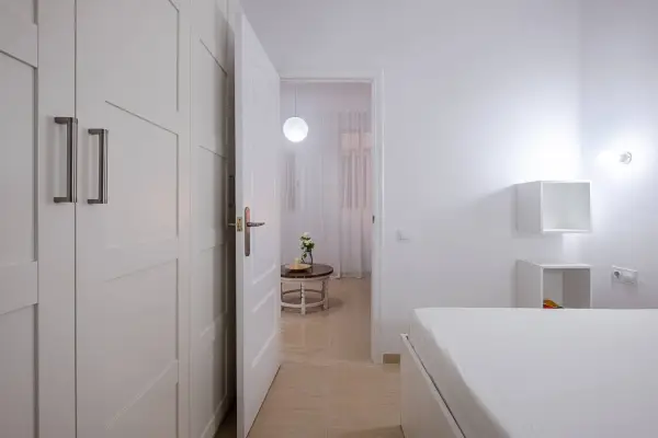 Cozy student apartment in Calle Nicaragua 130 Barcelona near ESADE with furnished room and bright interiors