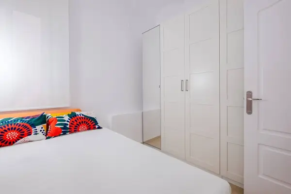 Cozy student apartment in Calle Nicaragua 130 Barcelona near ESADE with furnished room and bright interiors