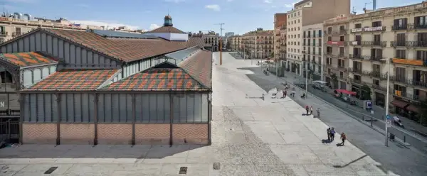 Bright furnished student apartment in Calle Jaume Giralt 3 Barcelona with air conditioning and natural light