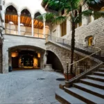 Bright furnished student apartment in Calle Jaume Giralt 3 Barcelona with air conditioning and natural light