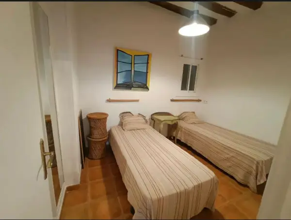 Bright furnished student apartment in Calle Jaume Giralt 3 Barcelona with air conditioning and natural light