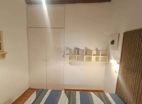 Bright furnished student apartment in Calle Jaume Giralt 3 Barcelona with air conditioning and natural light