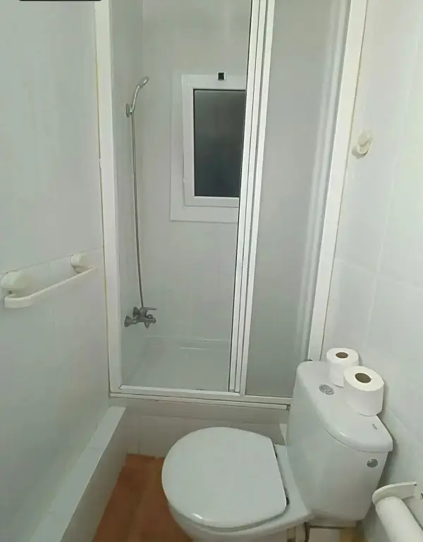 Bright furnished student apartment in Calle Jaume Giralt 3 Barcelona with air conditioning and natural light