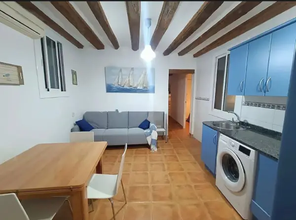 Bright furnished student apartment in Calle Jaume Giralt 3 Barcelona with air conditioning and natural light