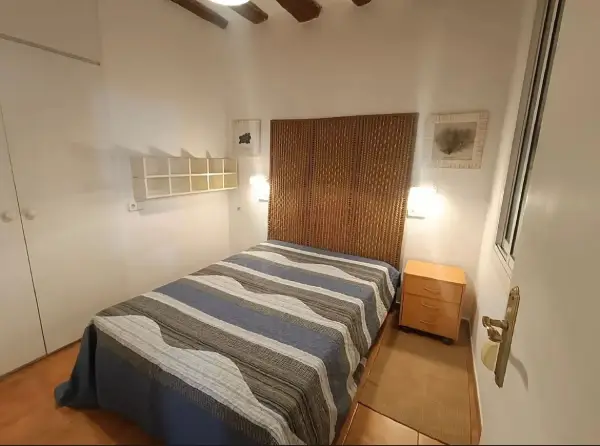 Bright furnished student apartment in Calle Jaume Giralt 3 Barcelona with air conditioning and natural light