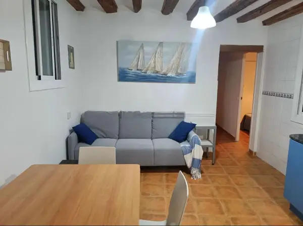 Bright furnished student apartment in Calle Jaume Giralt 3 Barcelona with air conditioning and natural light