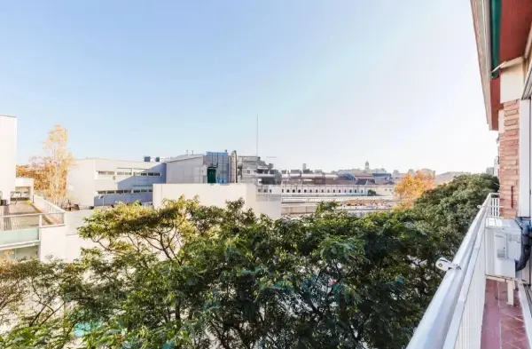 Modern student apartment in Calle de Sicília Barcelona with renovated interiors and air conditioning