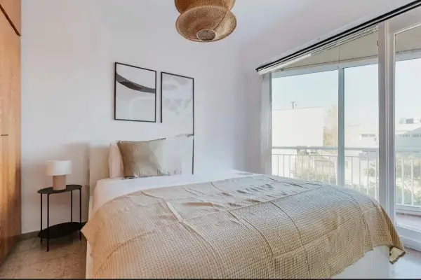 Modern student apartment in Calle de Sicília Barcelona with renovated interiors and air conditioning