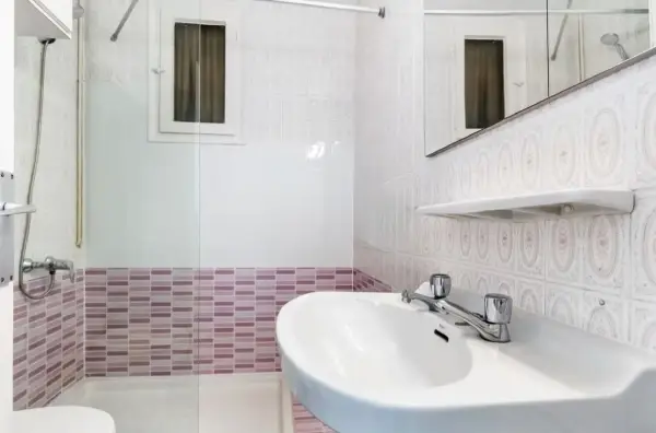 Modern student apartment in Calle de Sicília Barcelona with renovated interiors and air conditioning