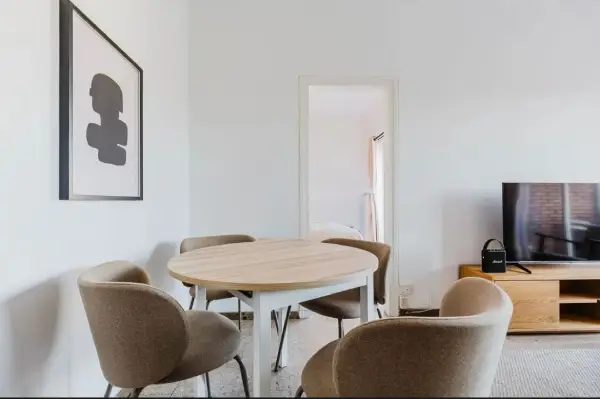 Modern student apartment in Calle de Sicília Barcelona with renovated interiors and air conditioning