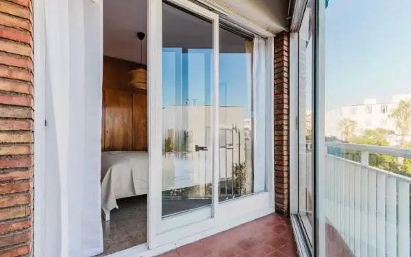 Modern student apartment in Calle de Sicília Barcelona with renovated interiors and air conditioning