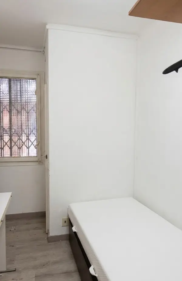 Furnished student room in Eixample Barcelona with private bathroom desk and built-in wardrobe
