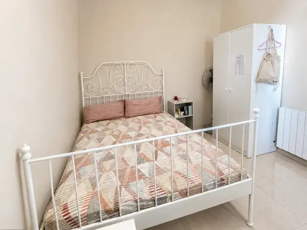 Furnished student room in Enric Granados 133 Barcelona near Provença FGC and ESADE transport links