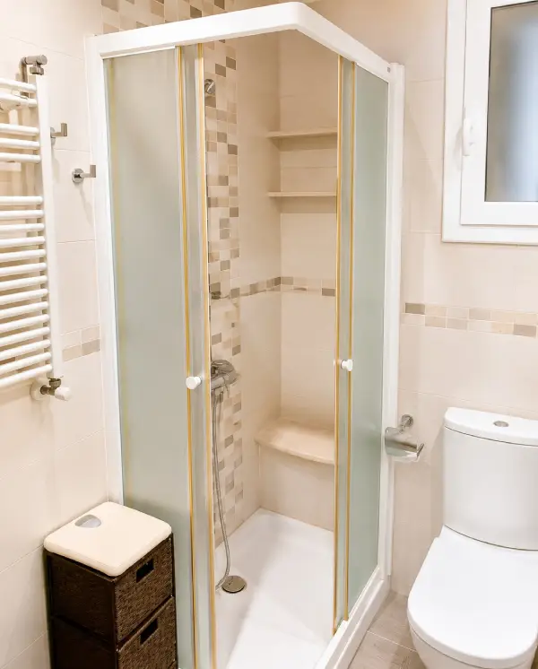 Furnished student room in Eixample Barcelona with private bathroom desk and built-in wardrobe