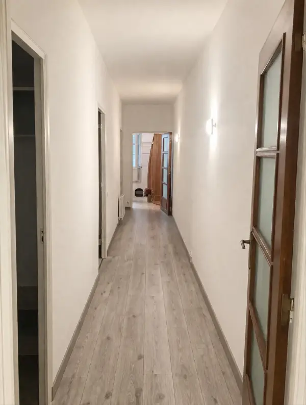 Furnished student room in Eixample Barcelona with private bathroom desk and built-in wardrobe