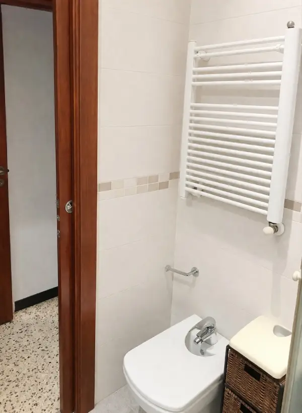 Furnished student room in Eixample Barcelona with private bathroom desk and built-in wardrobe